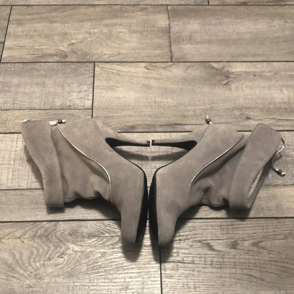NOW!! Leather upper gray heeled booties with silver lining piping and bow - Picture 2 of 8